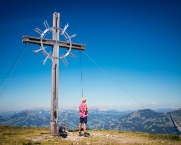 Kitzbüheler-Alpen-Hero-Wandern-Elke-Henke-genießt-den-Ausblick-vom-Lodron-am-KAT-Walk-c-Daniel-Gollner