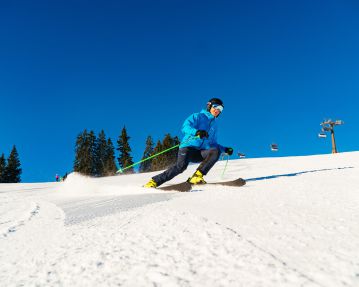 Kitzbüheler Alpen Ski Hero Familie Wallner Vater auf Skier c Daniel Gollner