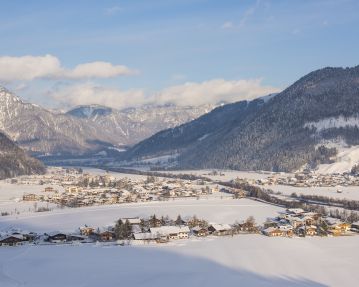 Uitzicht op het dorp Kirchdorf in de winter - Regio St. Johann in Tirol