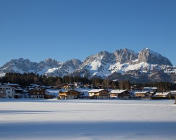 Uitzicht op het dorp Oberndorf in de winter - Regio St. Johann in Tirol