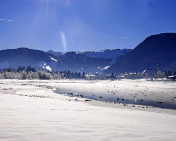PillerseeTal - Winter - Uitzicht op het dorp - St. Ulrich am Pillersee (c) Petra Astner