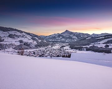 Sonnenaufgang im Winter über Kirchberg