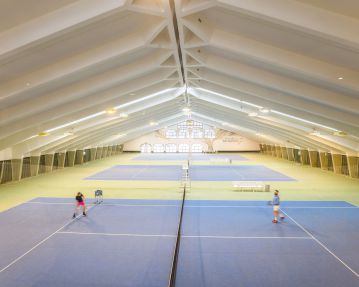 Tennis players on the indoor courts in the Lärchenhof - ©defrancesco