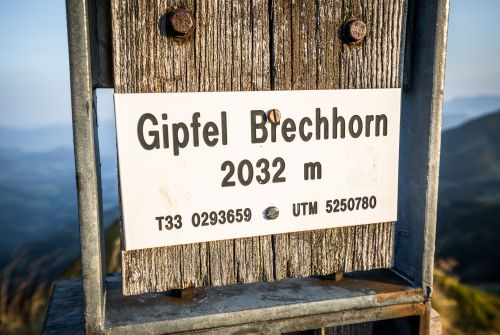 Brechhorn Schild am Gipfelkreuz