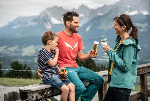 Gezin met drankjes - regio St. Johann in Tirol
