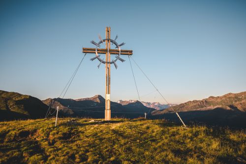 Kruis op de top van de Lodron