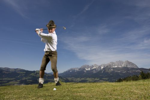 Golf Abschlag vorm Wilden Kaiser - Region St. Johann in Tirol