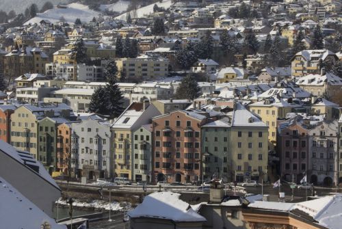 Innsbruck-kleurrijk-rij huizen-Tirol-Reclame-Hofmann-Janine