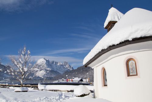 Kapel in de winter in Kirchdorf - regio St. Johann in Tirol