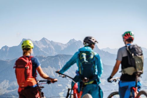 KAT Bike-Kitzbüheler Alpen mountainbikers genieten van het uitzicht op de Wilder Kaiser, Kitzbüheler Horn en de daletappe 4-c-E-Haiden (4)