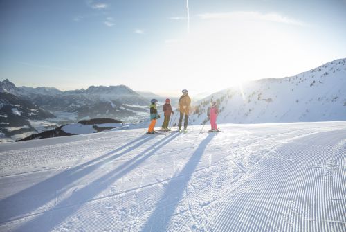 Kinder beim Skifahren - Region St. Johann in Tirol