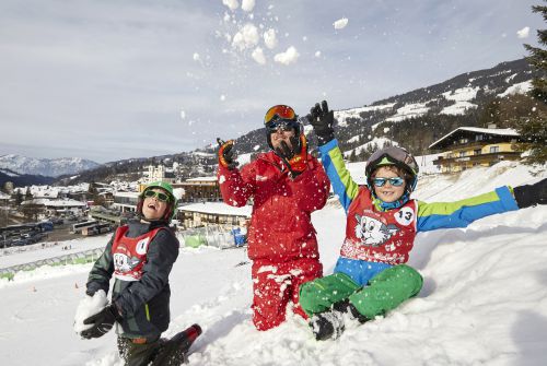 Kinder mit Skilehrer Übungsgelände Hopfgarten