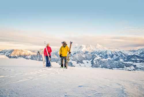 Kitzbühel Alps_2 freerider skiers in front of the mountain landscape-c-MirjaGeh-Eye5