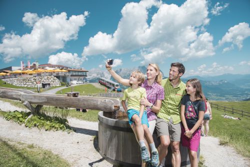 Familie macht ein Erinnerungsbild in Ellmi´s Zauberwelt