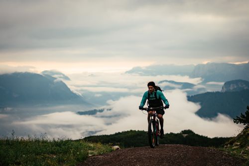 Kitzbüheler Alpen Hero Bike Ben Kalra am Weg zum Gipfel und das PillerseeTal befindet sich unter der Nebeldecke c Daniel Gollner