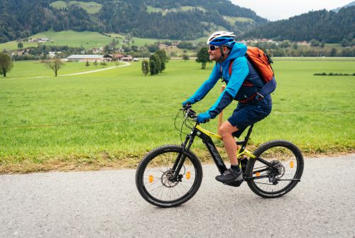 Kitzbüheler Alpen Hero Bike Patrick Ager op een E-mountainbike door de Kitzbüheler Alpen c Daniel Gollner