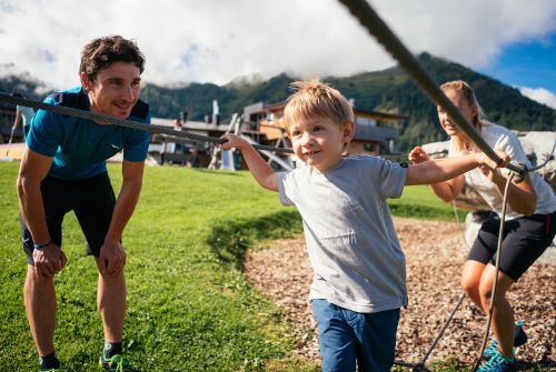 Kitzbüheler Alpen Hero familie Danzl jongen vermaakt zich in de klimtuin aan de Timoks Alm in het PillerseeTal c Daniel Gollner