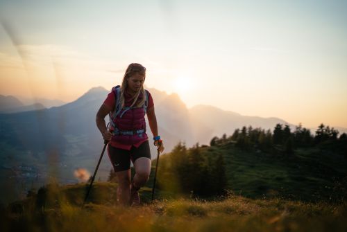 Kitzbüheler-Alpen-Hero-wandelen-Christina-Foidl-heeft-de-laatste-meters-tot-Baumooskogel-in-het verschiet-van-c-Daniel-Gollner