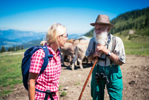 Kitzbüheler-Alpen-Hero-Wandern-Elke-Henke-freut-sich-über-die-Begegnung-mit-dem-Almer-am-KAT-Walk-c-Daniel-Gollner