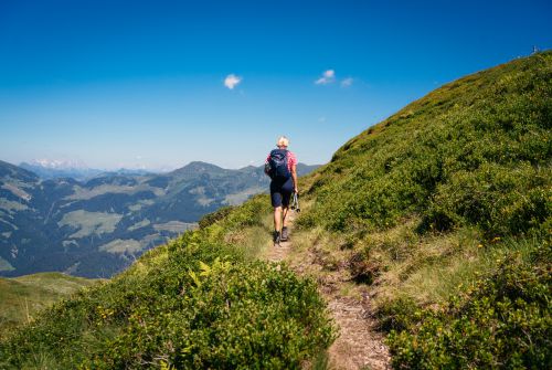 Kitzbüheler-Alpen-Hero-wandelen-Elke-Henke-is-op-de-KAT-Walk-in-de-richting-van-Windautal-onderweg-c-Daniel-Gollner
