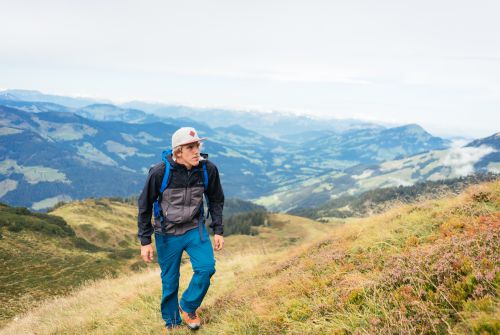 Kitzbüheler Alpen Hero Wandern Nick Brandstätter auf einem Pfad zum Gipfel im Brixental c Daniel Gollner