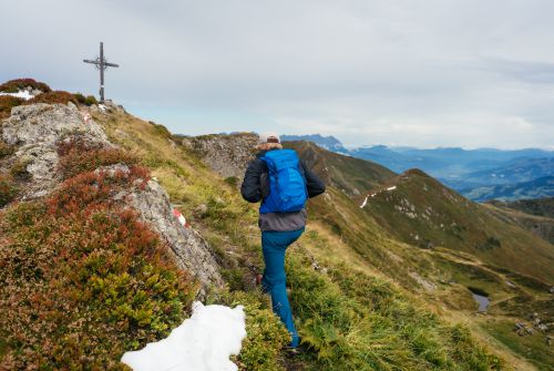 Kitzbüheler Alpen Hero wandelen Nick Brandstätter op slechts een steenworp afstand van de top in het Brixental c Daniel Gollner