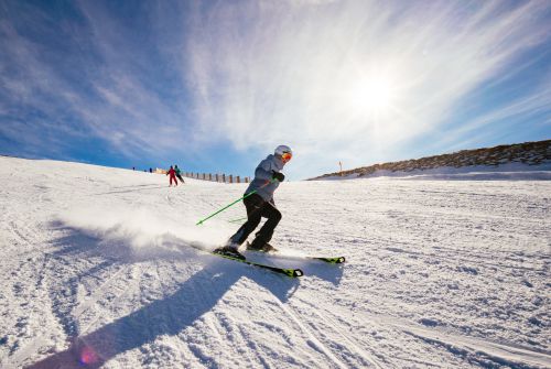 Kitzbüheler Alpen Ski Hero Familie Wallner carven über Skipiste c Daniel Gollner