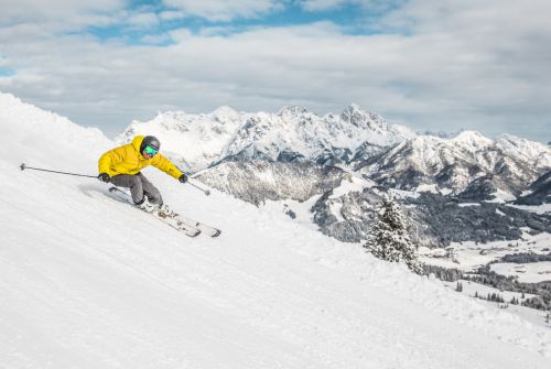 Kitzbüheler-Alpen-winter-skiër-op-piste-c-mirja-go-eye5