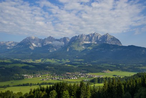 Uitzicht op het dorp Oberndorf - regio St. Johann in Tirol