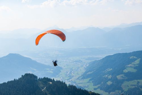 Paraglider boven de vakantieregio Hohe Salve