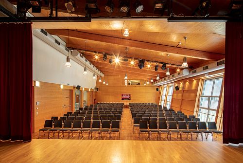 Dorfsaal Kirchdorf - Blick von der Bühne (c) PlaTo
