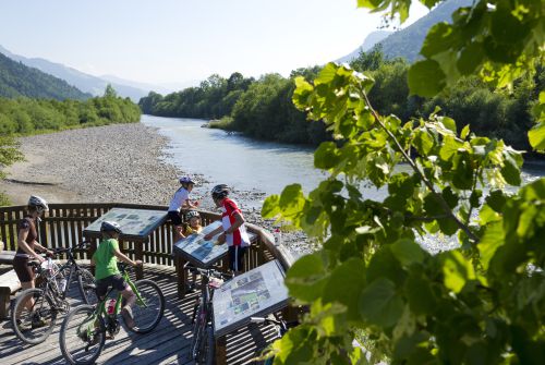 Fietsers bij de rustplaats van regio St. Johann in Tirol