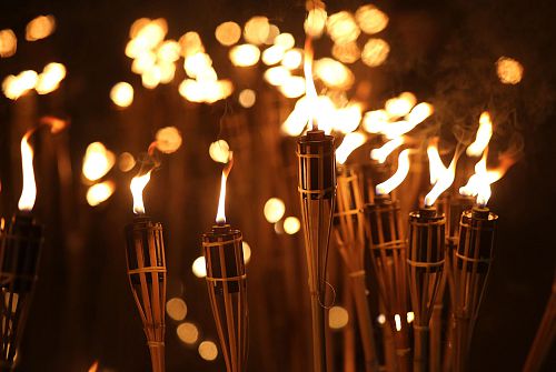 Silvester Fackeln (c) gettyimages via Canva.com
