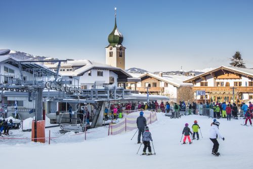 Skifahren bis ins Zentrum von Westendorf