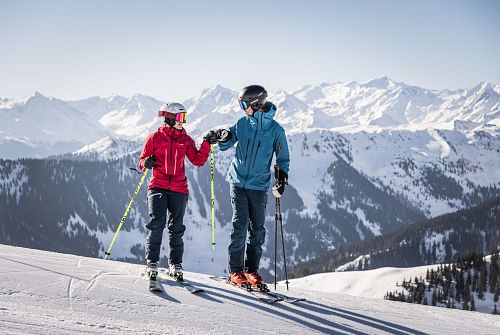Zwei Skifahrer gemeinsam im Skigebiet
