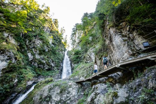 Voetgangersbrug bij de Eifersbach-waterval - regio St. Johann in Tirol