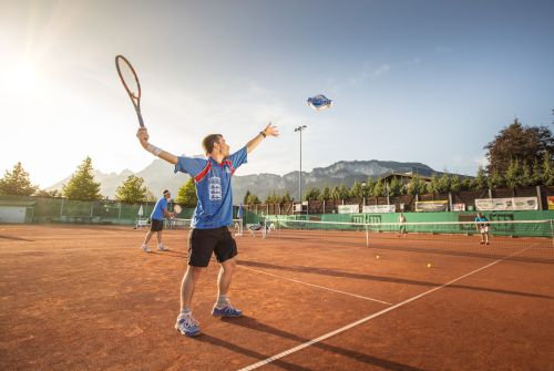 Tennis opslag - regio St. Johann in Tirol