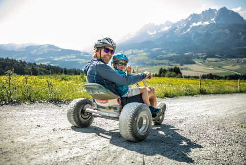 Vader met zoon die een mountaincart rijden - Regio St. Johann in Tirol
