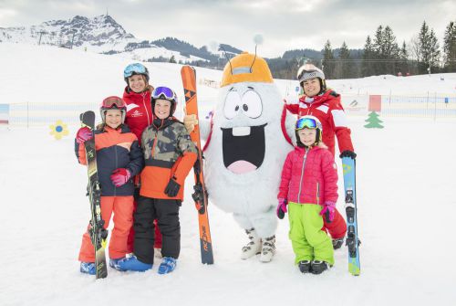 Yappy Yapadu beim Skifahren im Winter • Region St. Johann in Tirol